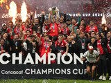 Jugadores del Toluca celebran con el trofeo de la Concacaf Champions Cup.
