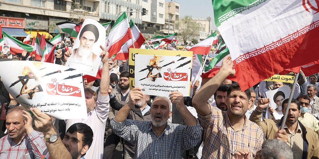 Iraníes protestan durante una manifestación antiisraelí en Teherán, ayer.