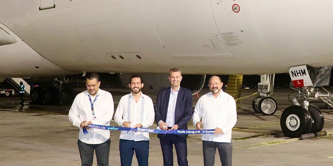 Corte de listón del nuevo vuelo.