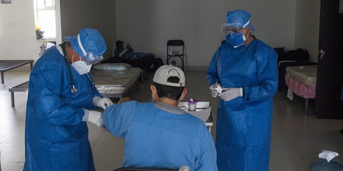 Personal médico del Centro de Aislamiento Voluntario COVID-19 revisa el estado de salud de una persona contagiada de SARS-CoV-2.