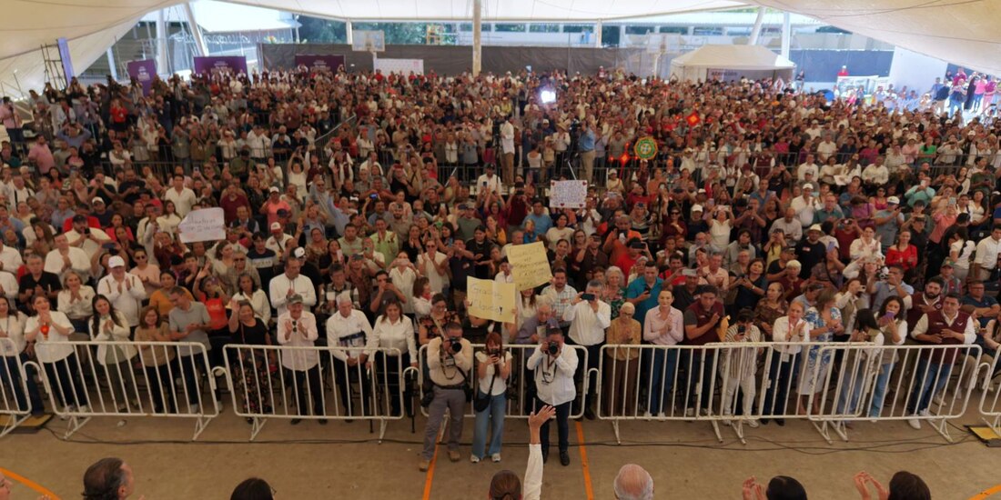 La Presidenta Claudia Sheinbaum Pardo encabeza la ceremonia de entrega de 510 escrituras y constancias en Tepic, Nayarit.