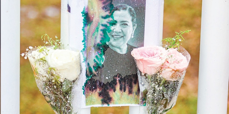 Altar en memoria de la subdirectora de la Secundaria 13 en Torreón, el viernes.