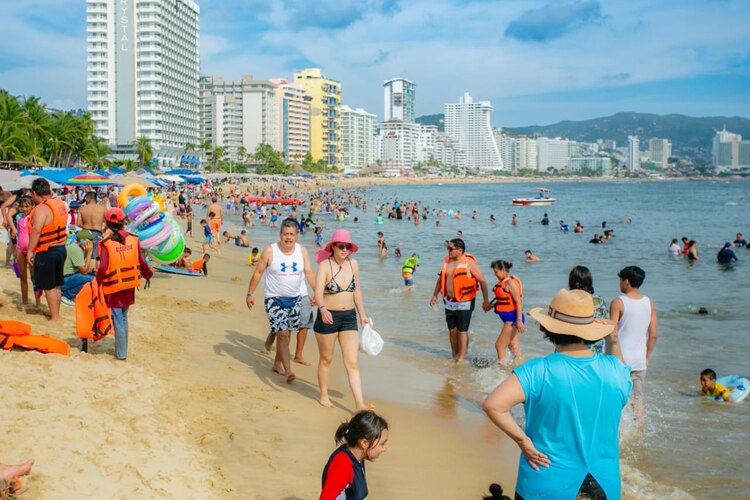 Visitantes disfrutan del clima y la costa en Acapulco durante el fin de semana largo.
