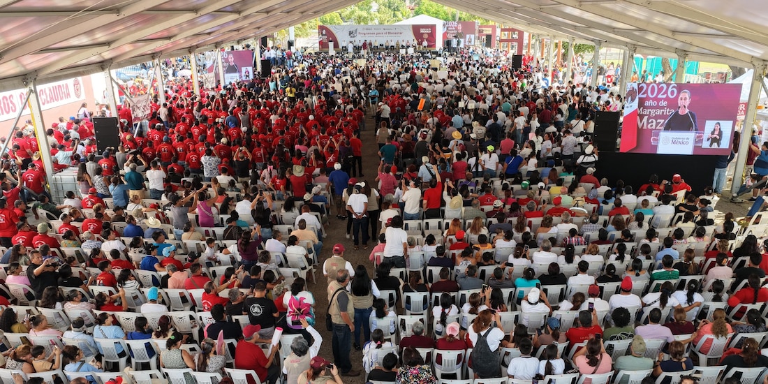 La presidenta Claudia Sheinbaum encabeza la entrega de tarjetas de Programas para el Bienestar en Lázaro Cárdenas.