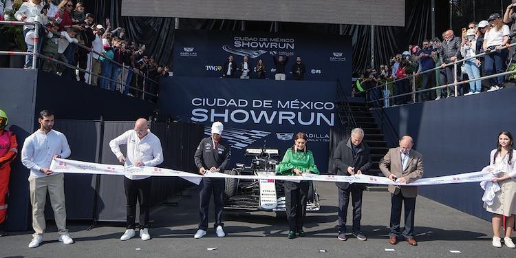 El volante tapatío, ayer, en su presentación en México en Paseo de la Reforma