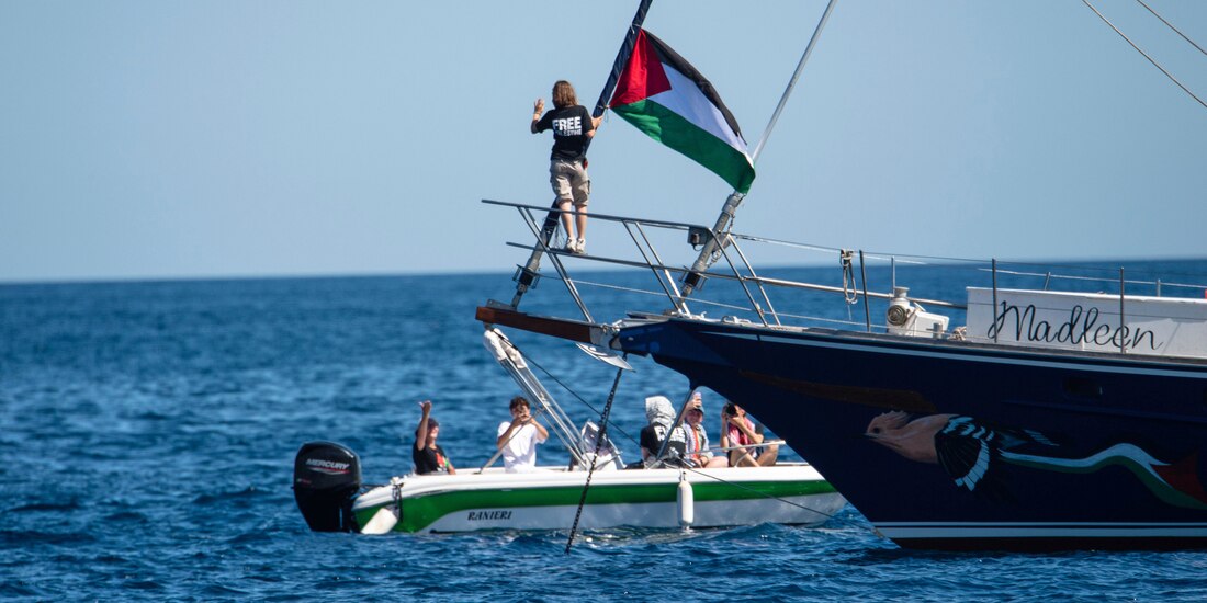 La activista Greta Thunberg cerca de una bandera palestina tras abordar el barco Madleen