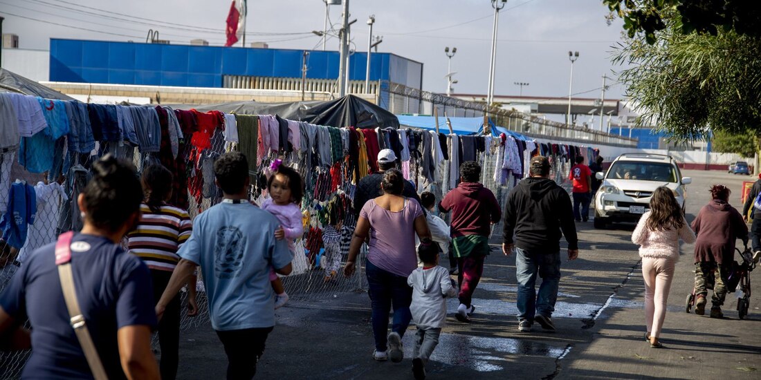 Cientos de migrantes llegaron a Tijuana en espera de poder cruzar a los Estados Unidos.