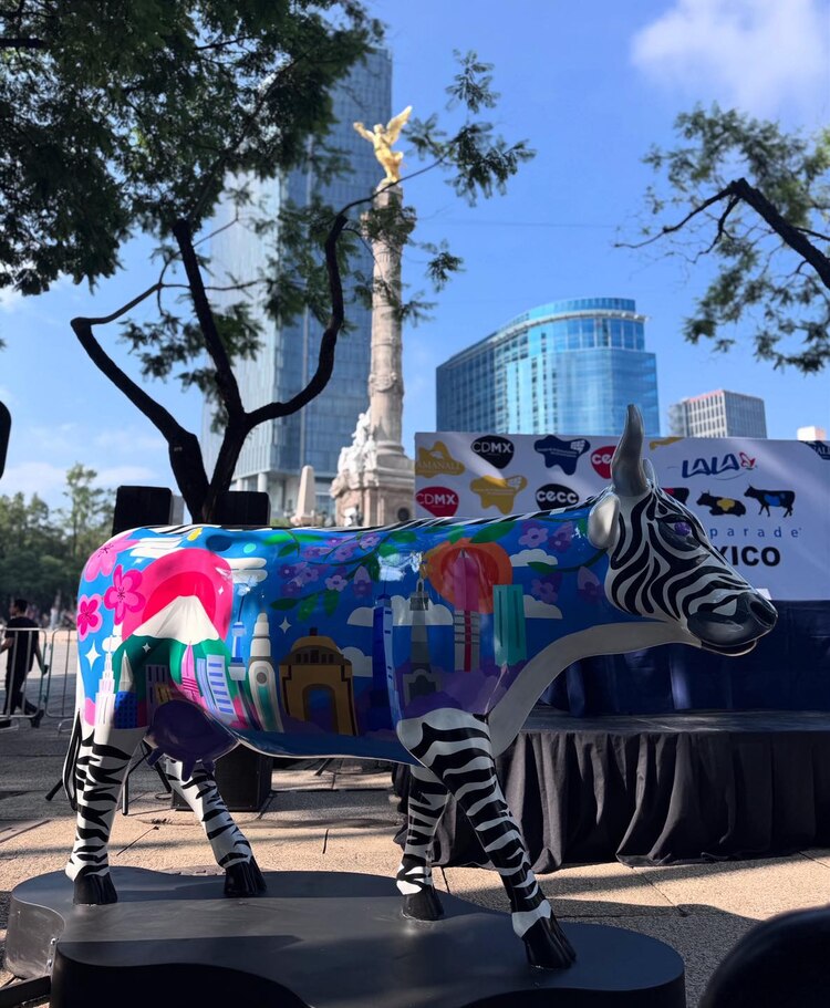 Más de 40 esculturas de vacas decoradas por artistas mexicanos se exhiben del 20 de julio al 29 de agosto en Paseo de la Reforma.