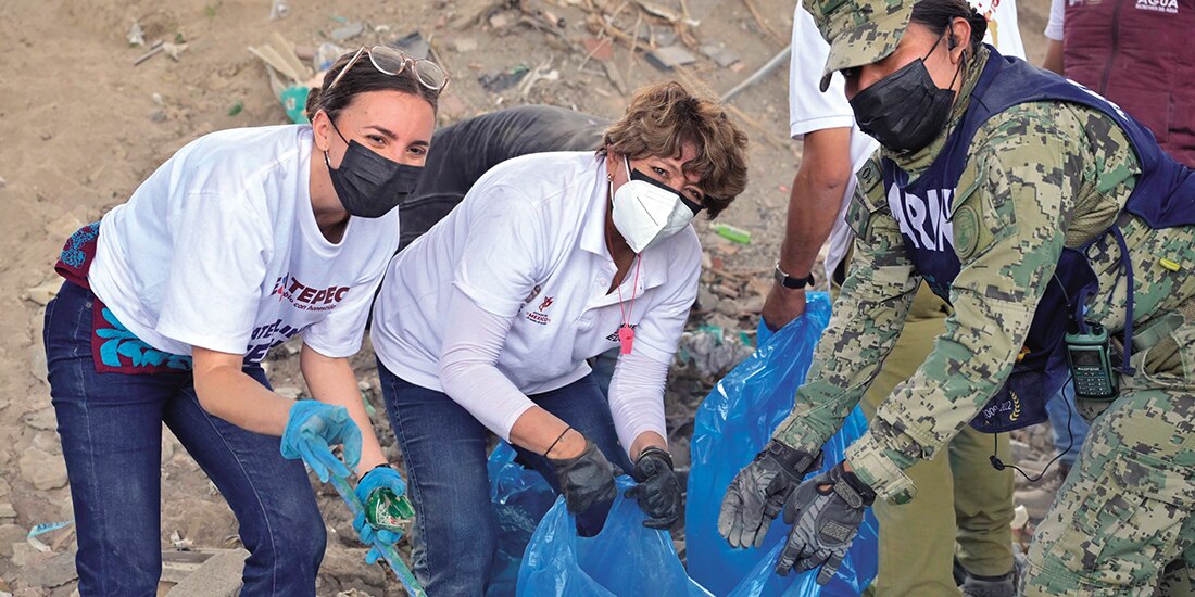 Azucena Cisneros (izq.) y Delfina Gómez (c.), al encabezar ayer la jornada de limpieza para obtener el Récord Guinness.