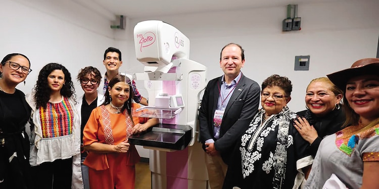Clara Brugada, Luisa Alcalde y Ernestina Godoy, ayer, en el mastógrafo.