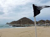 Una bandera negra, colocada para alertar a los turistas de las olas altas y las corrientes de resaca que no son seguras para nadar, se muestra en una playa como medida de seguridad por las autoridades locales, mientras que el huracán Hilary de categoría 4 se precipita hacia la península de Baja California en México, en Cabo San Lucas, México 18 de agosto 2023.