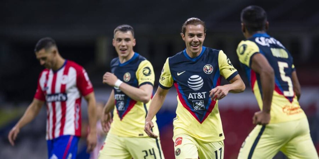 Sebastián Córdova celebra un gol con el América ante el Atlético de San Luis en la Jornada 1 del Torneo Guard1anes 2021.