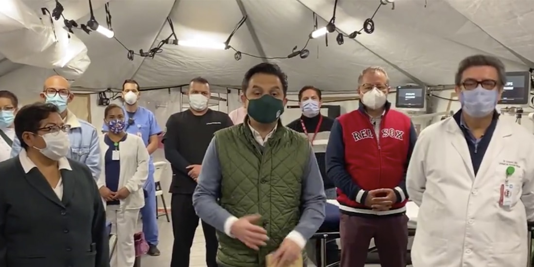 Zoé Robledo (centro), ayer, en recorrido por el centro.