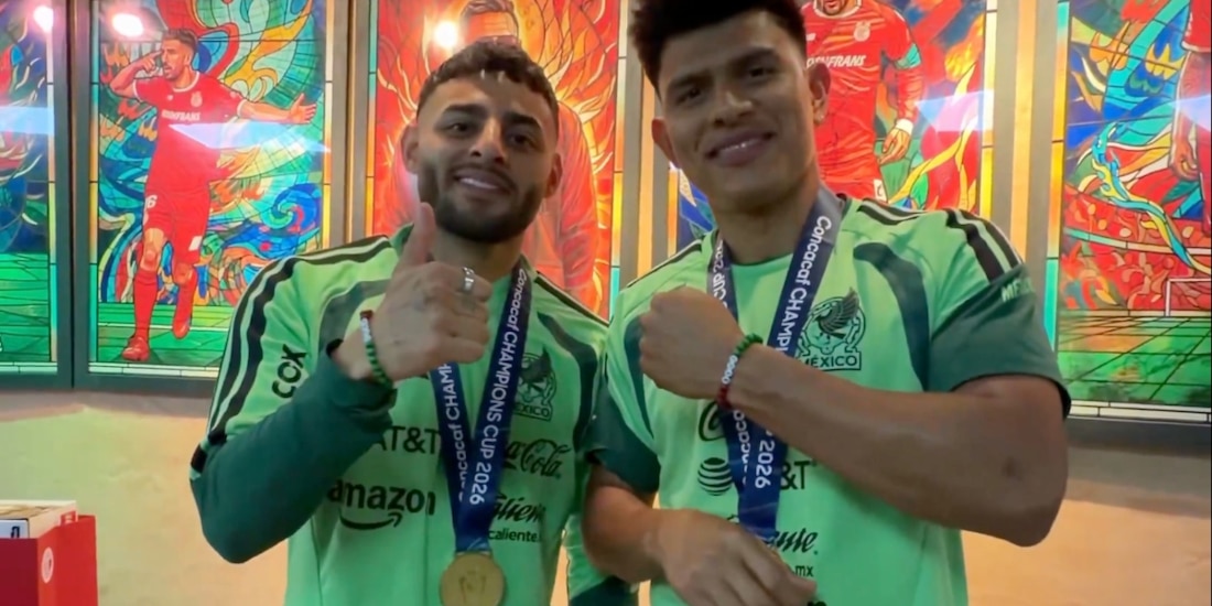 Alexis Vega y Jesús Gallardo reciben su medalla de campeón de la Concacaf Champions Cup