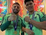 Alexis Vega y Jesús Gallardo reciben su medalla de campeón de la Concacaf Champions Cup