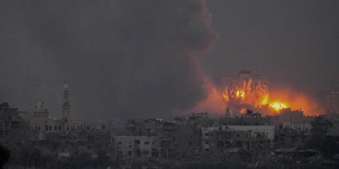 El humo y el fuego se elevan tras un ataque aéreo israelí en la Franja de Gaza, visto desde el sur de Israel.