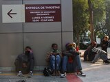 Indocumentados, en espera de su visa humanitaria en el INM, ayer.