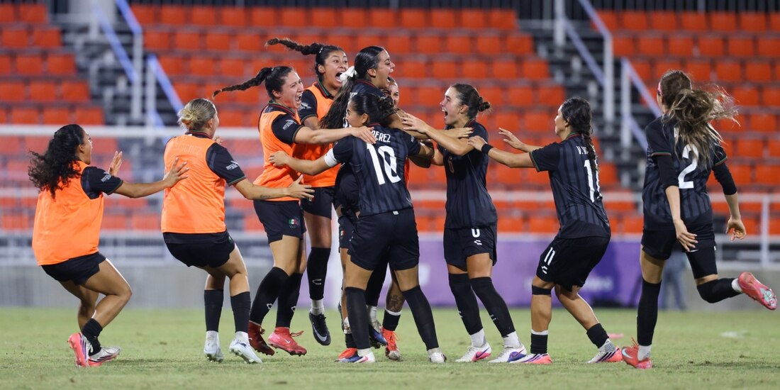 Jugadoras de la Selección Mexicana femenil Sub-23 celebran en la final de Santo Domingo 2026