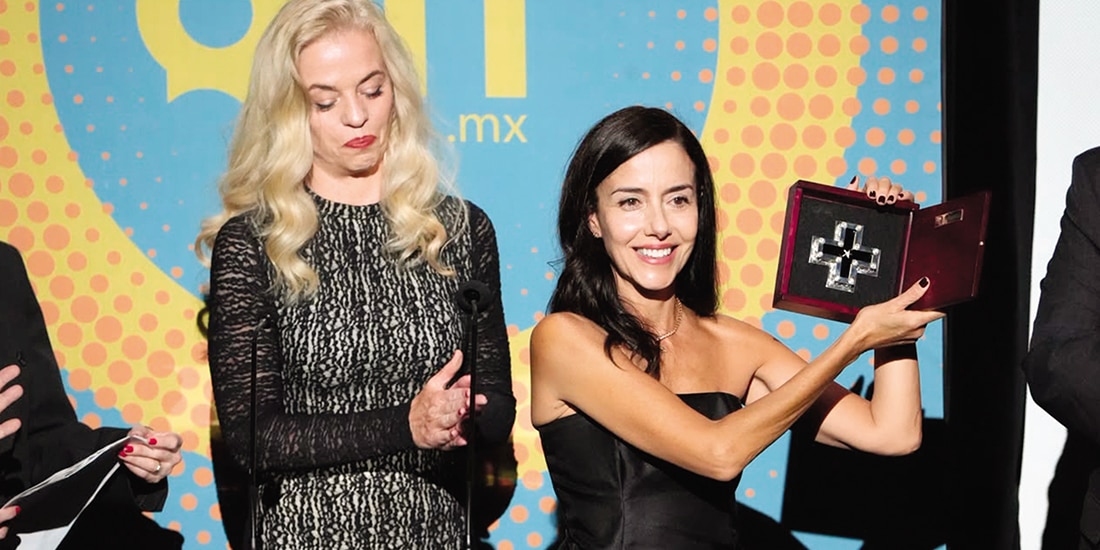Cecilia Suárez (der.) con su galardón, junto a Sarah Hoch, directora del GIFF.