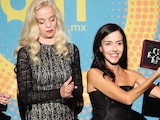 Cecilia Suárez (der.) con su galardón, junto a Sarah Hoch, directora del GIFF.