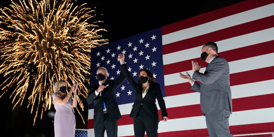 De izq. a der. Jill Biden, Joe Biden y Kamala Harris, ayer.