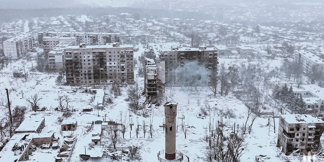 EDIFICIOS de departamentos dañados, en medio del ataque de Rusia a Ucrania, en la ciudad de primera línea de Kupiansk, ayer.