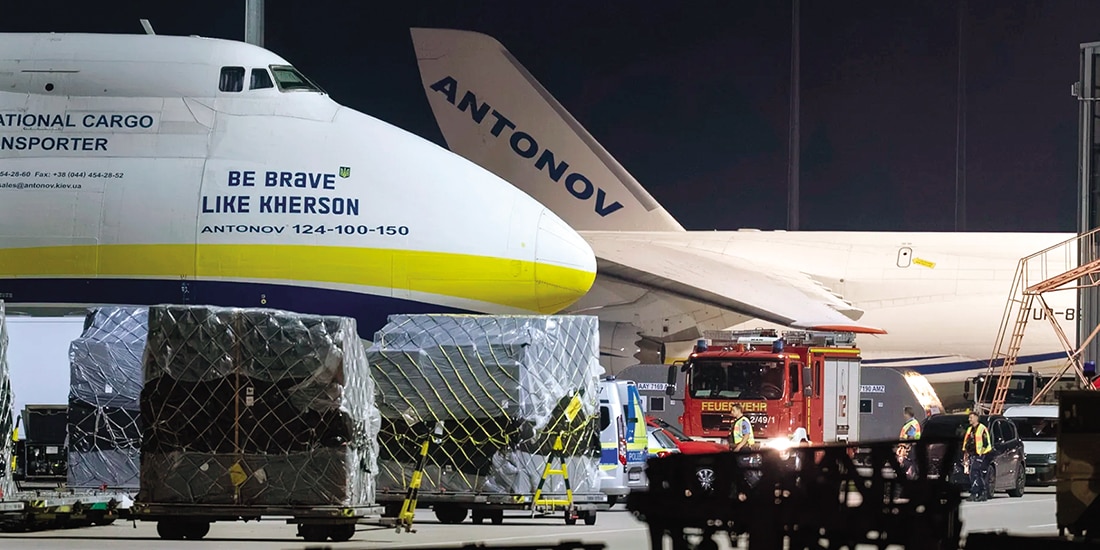 El avión de la aerolínea ucraniana, cerca de donde fue hallado el explosivo, ayer.