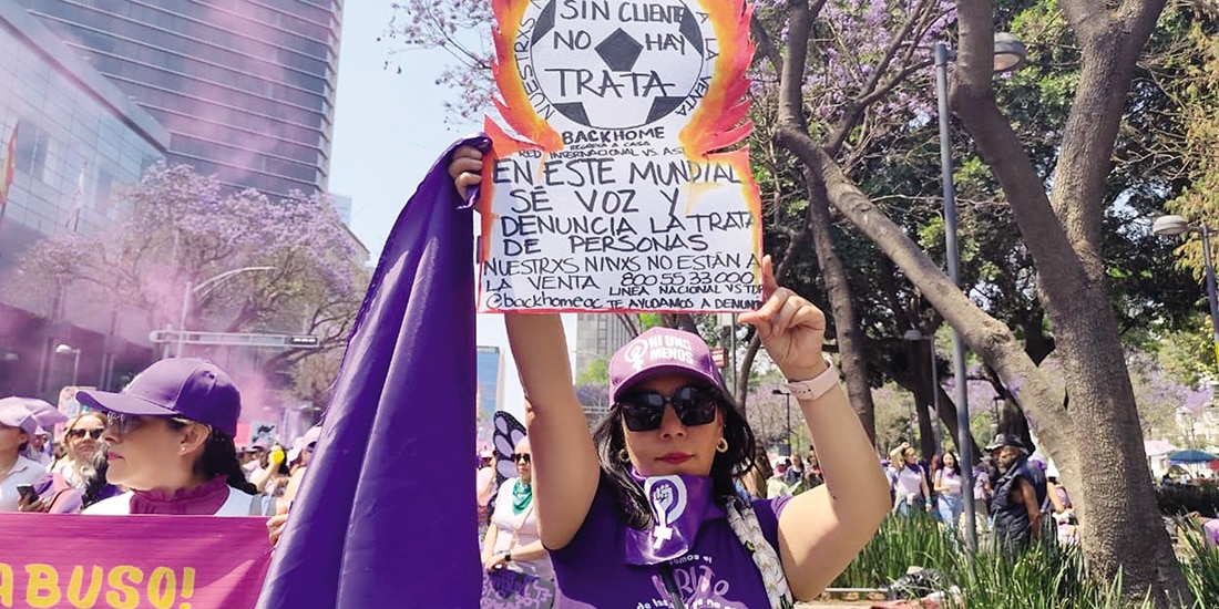 Feministas, al manifestarse contra la trata en el Mundial, ayer en el Día Internacional de la Mujer en la CDMX.