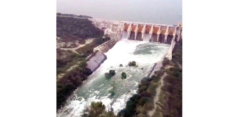 La presa El Cuchillo fue desfogada ayer para saldar el adeudo de agua con EU, en captura de video.