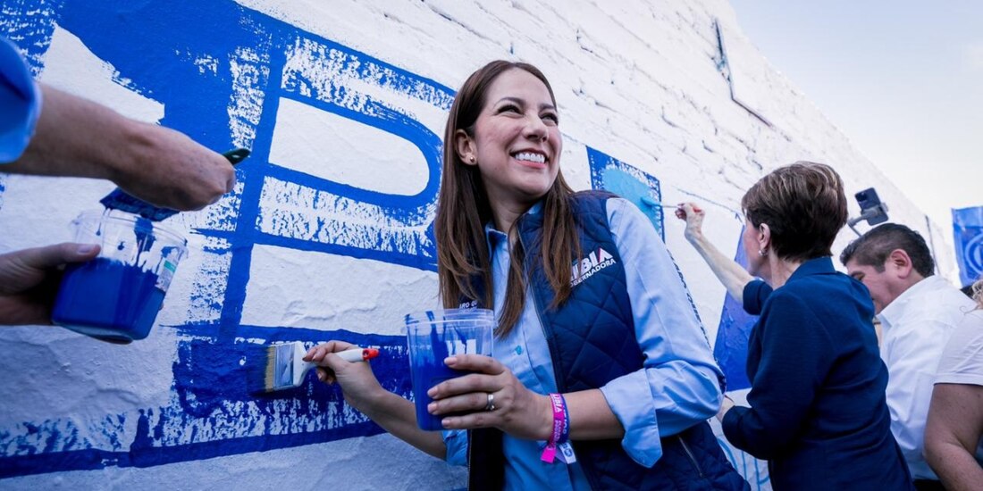 Primera barda que Libia Dennise García Muñoz Ledo pintó como candidata a la gubernatura, fue en la colonia donde nació, en Echeveste, en el municipio de León, Guanajuato.