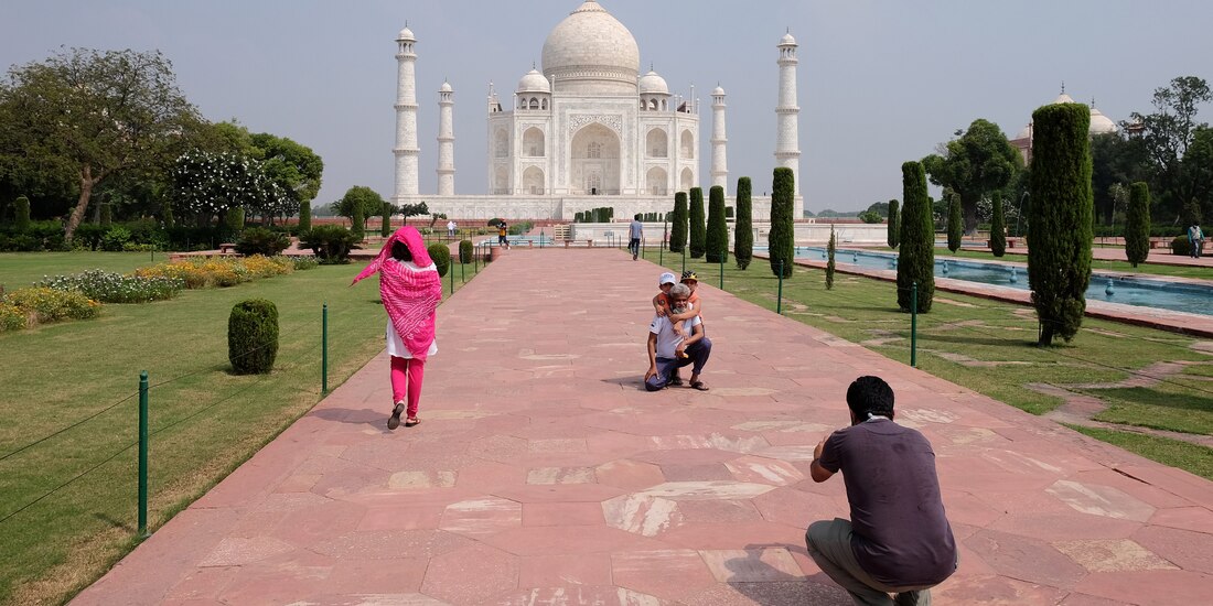 Un hombre toma una fotografía frente al histórico monumento de India.