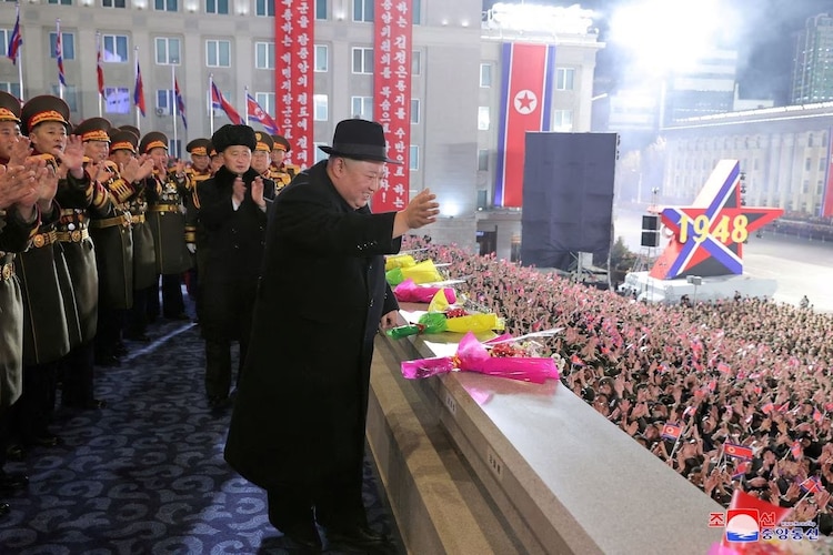 El líder norcoreano Kim Jong Un saluda a los miles de manifestantes durante el aniversario del inicio de la Guerra de Corea.