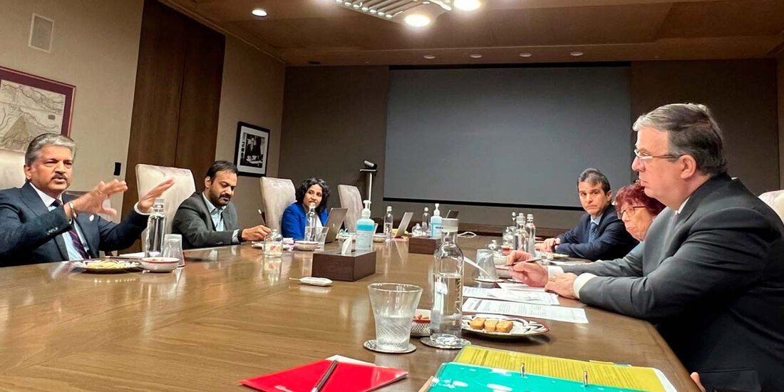 Marcelo Ebrard durante su gira de trabajo en la India