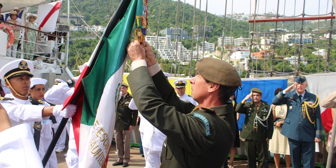 Condecoración de la Bandera de Guerra del Buque Cuauhtémoc.