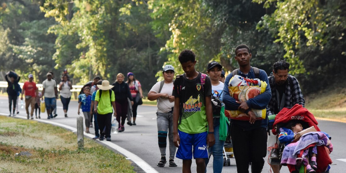 El éxodo de migrantes camina en la orilla de la carretera en Villa Comaltitlán, ayer.
