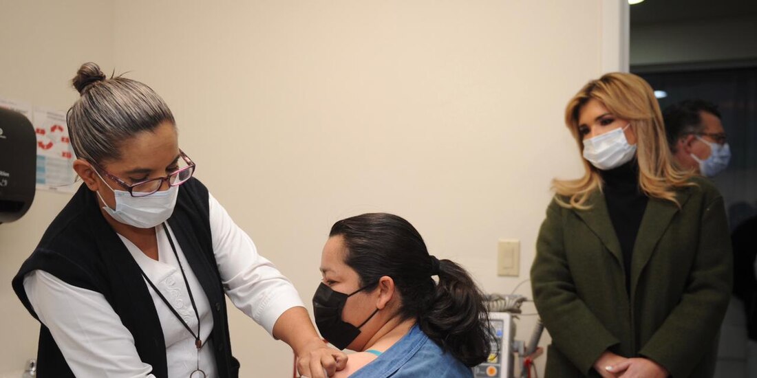 Aplicación de la vacuna antiCOVID.