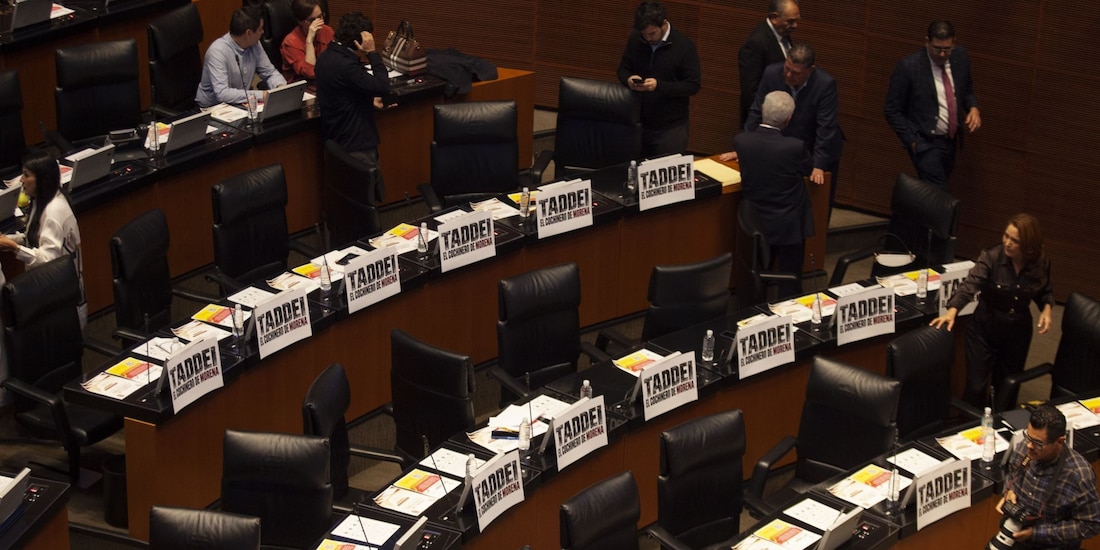 Letreros contra Morena lucen en el Pleno del Senado de la República, el 28 de octubre de 2026.