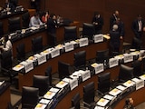 Letreros contra Morena lucen en el Pleno del Senado de la República, el 28 de octubre de 2026.
