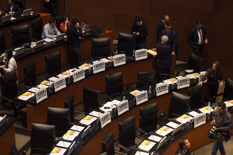 Letreros contra Morena lucen en el Pleno del Senado de la República, el 28 de octubre de 2026.
