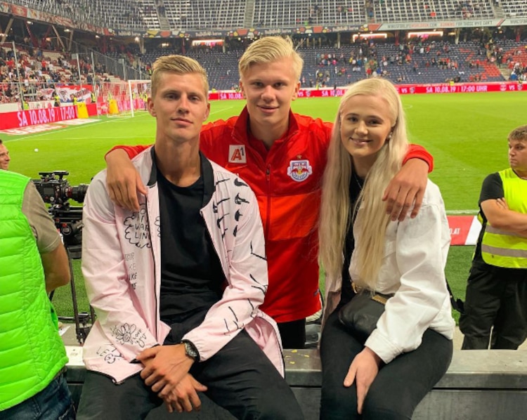 Erling Haaland y dos de sus hermanos.