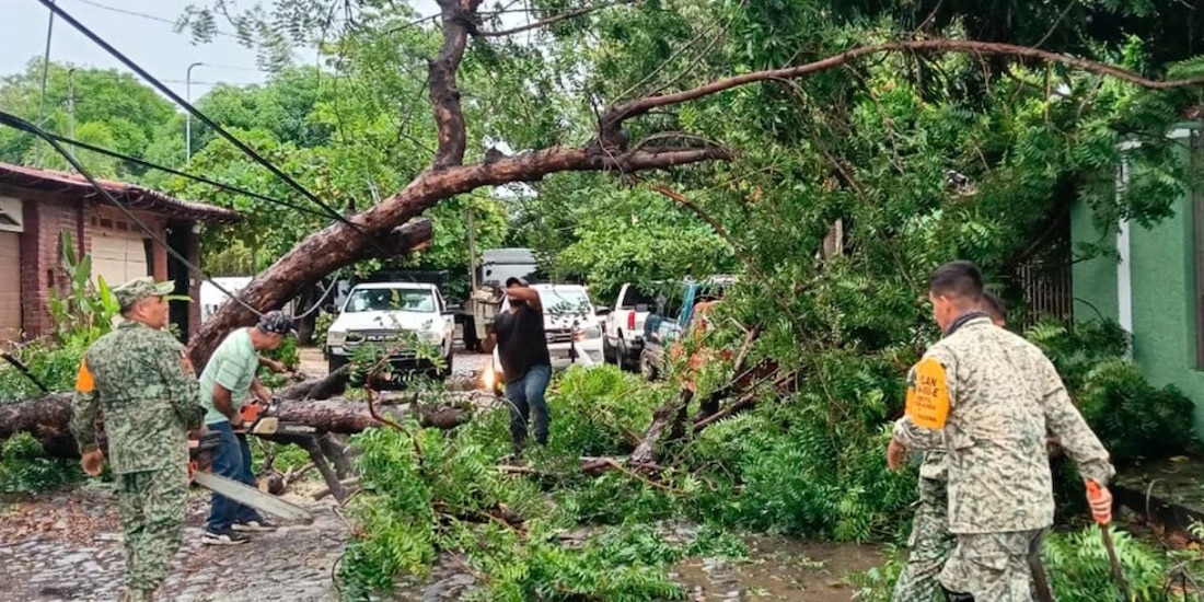 Activan Alerta Roja por huracán Simón en Colima y Jalisco