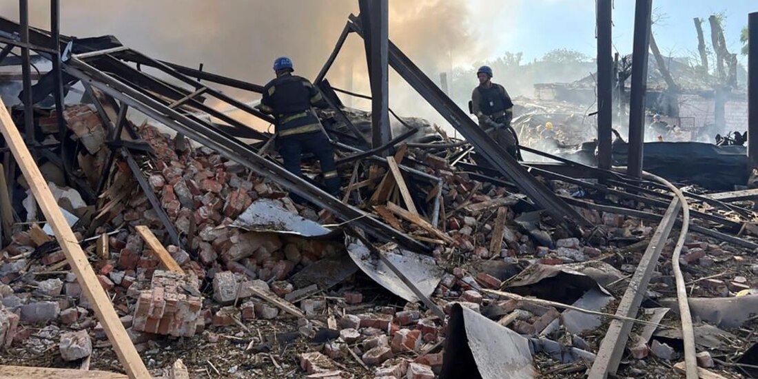 En esta foto facilitada por el Servicio de Emergencias de Ucrania, personal de los servicios de emergencia trabaja para extinguir un incendio tras un ataque ruso en Kryvyi Rih, Ucrania, el viernes 8 de septiembre de 2023.