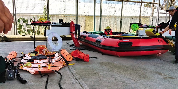 LANCHAS y equipo para emergencias, ayer, en el Craes 01.