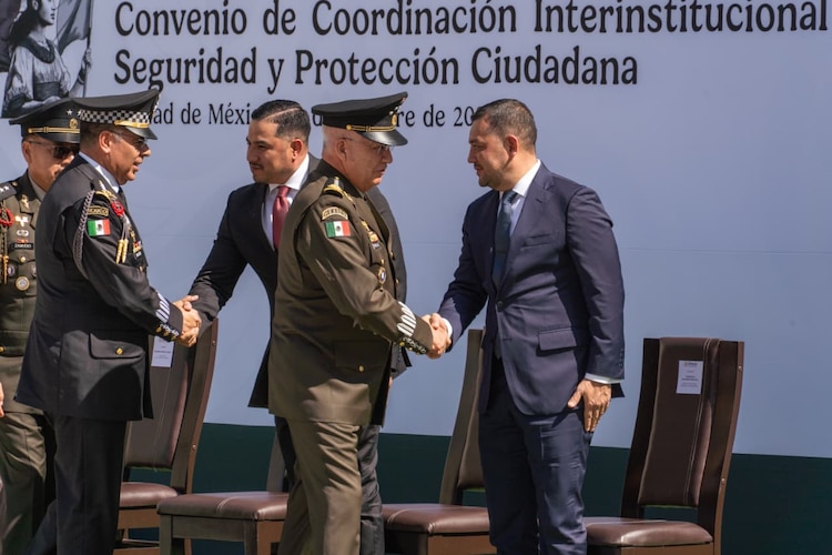 Omar García Harfuch y Ricardo Trevilla Trejo se estrechan la mano.