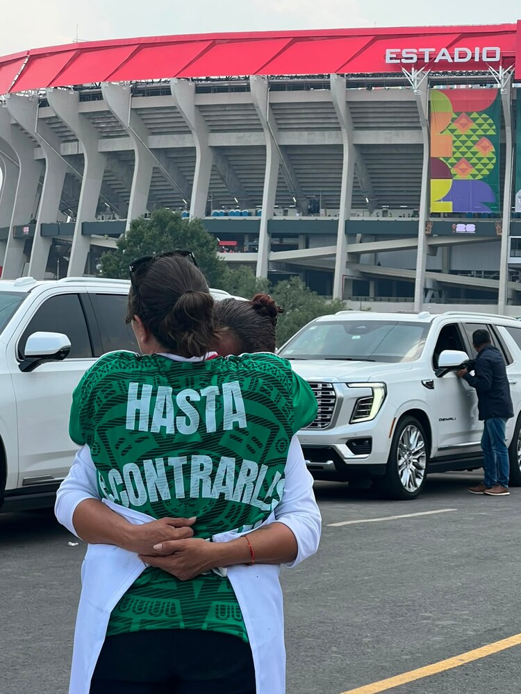 Integrantes de colectivos de buscadoras lograron entrar al perímetro del Estadio Ciudad de México.