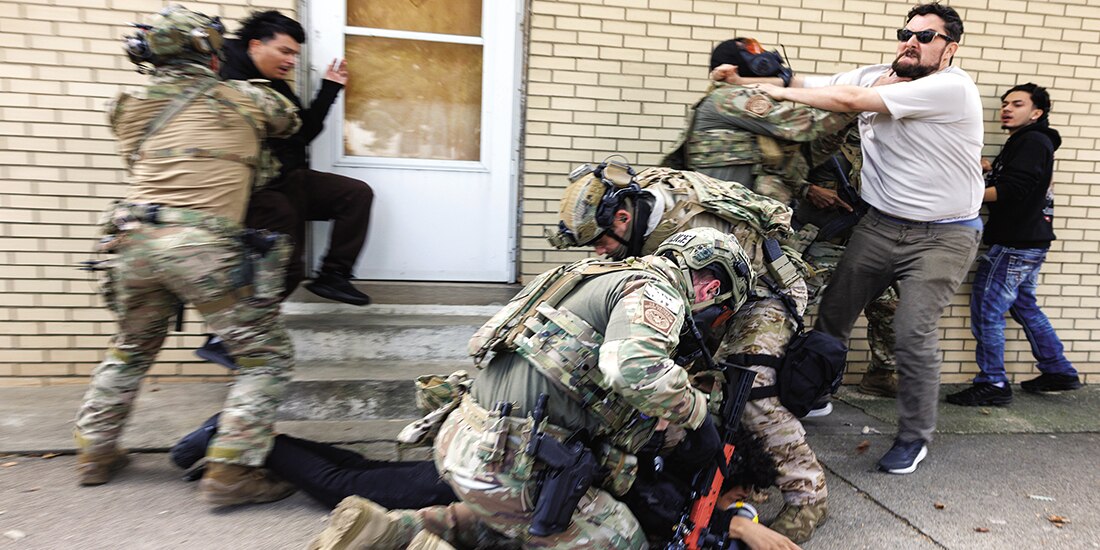 Agentes de ICE detienen a manifestantes en el lado Este de Chicago, el 14 de octubre de 2025.