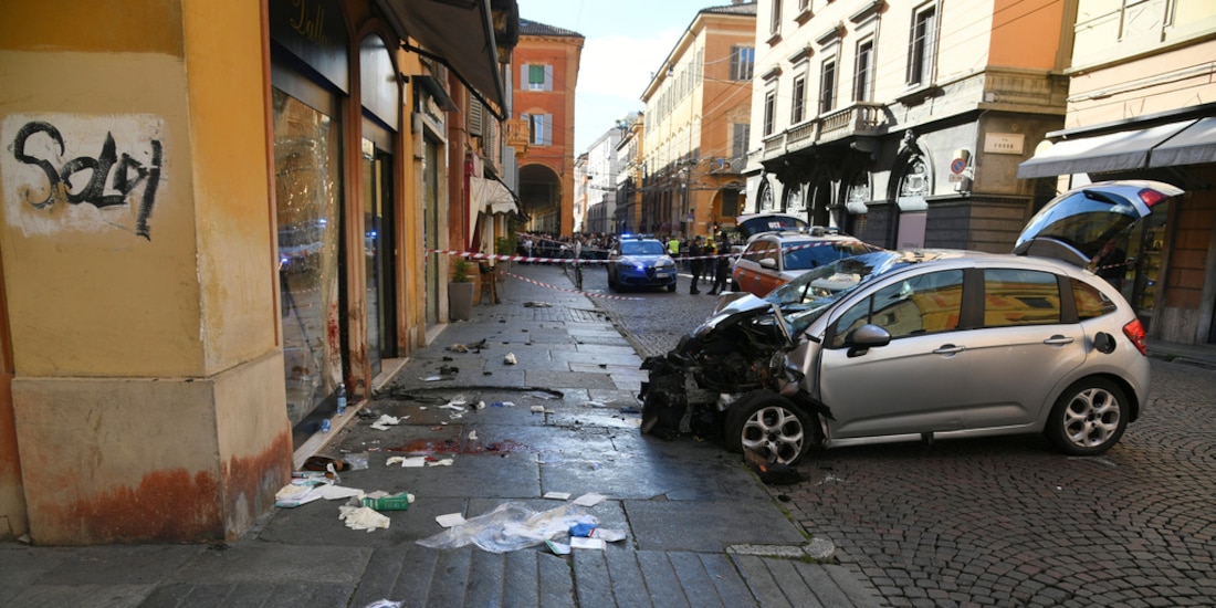 Escena posterior al atropellamiento de varias personas en una calle de Módena, Italia.