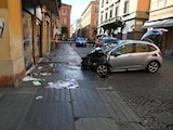 Escena posterior al atropellamiento de varias personas en una calle de Módena, Italia.
