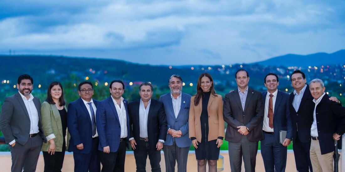 Libia Dennise García Muñoz Ledo comparte su visión 2024-2030 con líderes empresariales de Guanajuato.
