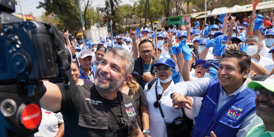 Mauricio Tabe y vecinos limpian la Plaza Charles Gaulle en el arranque de la Ola Vecinal en Tacubaya.